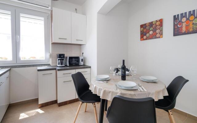 Spacious home with private terrace,200 m distant from the sea