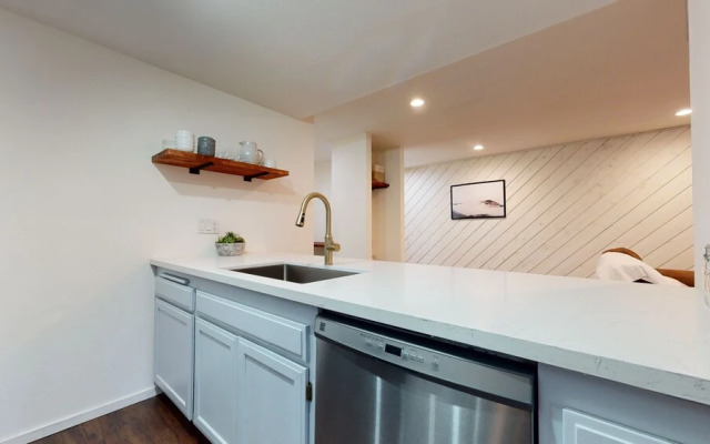 Snowcreek III 441 Pet-Friendly, BBQ Grill, Updated and On the Snowcreek Meadow by RedAwning