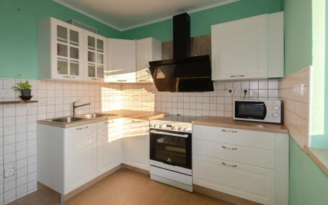 Deerwood-2-Storey Garden Apartment with Castle view Balcony