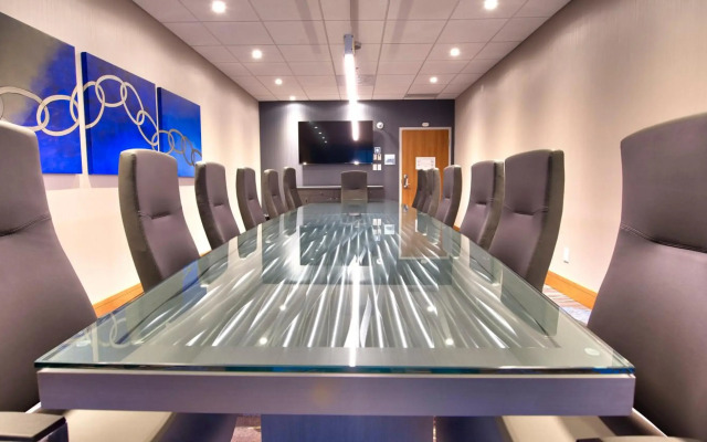 Holiday Inn Express & Suites Vaudreuil by IHG