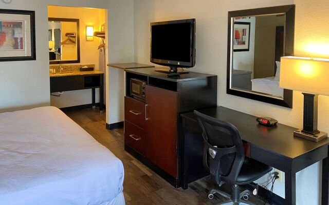 Clarion Pointe Independence - Kansas City