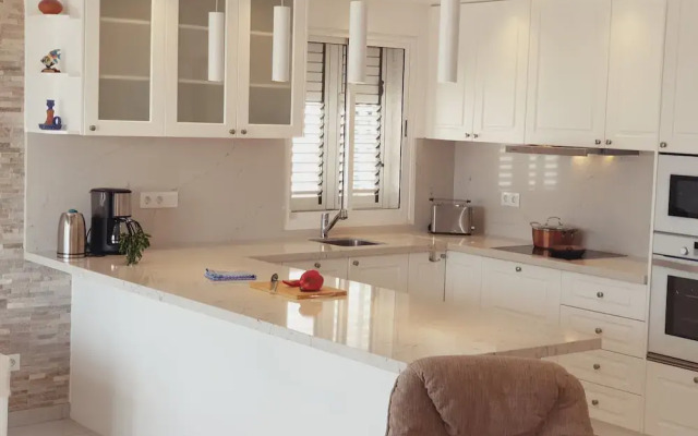 Elegant and Spacious Apartment With Sea Vieuw