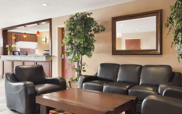 Days Inn & Suites Cochrane