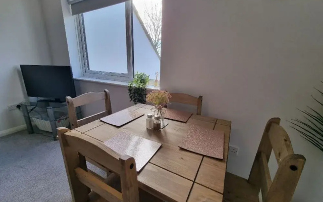 360 Serviced Accommodations - Canal Side Retreat - 2 Bedroom Apartment