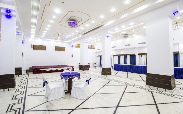 FabHotel Mayfair Inn