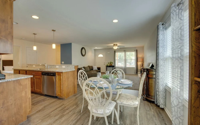 Family-friendly Lansing Home With Covered Balcony!