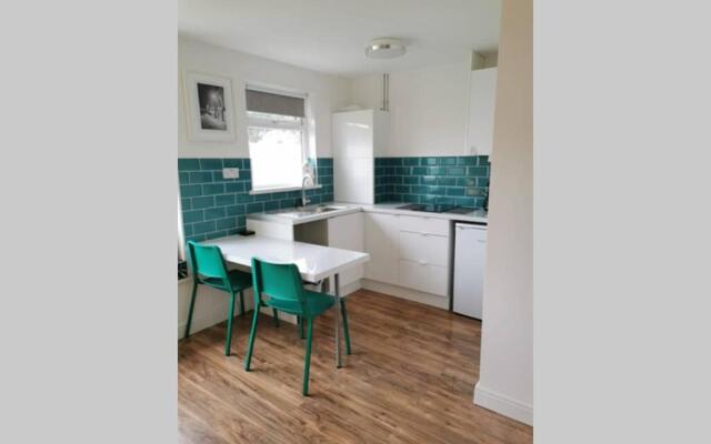 Stylish studio bungalow, close to Cardiff Centre