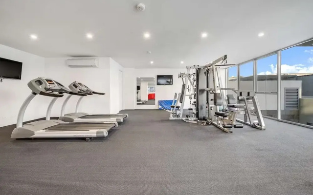 Stylish 1-bed Retreat Steps From Foreshore