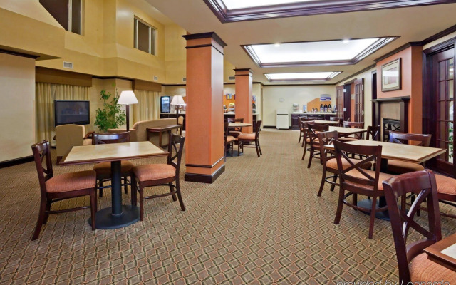 Holiday Inn Express & Suites Minot by IHG