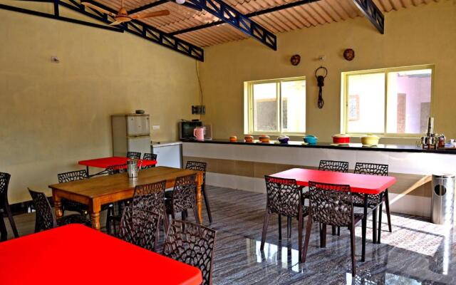 Giridarshini Homestay - Pool, Falls, Home Food & Estate