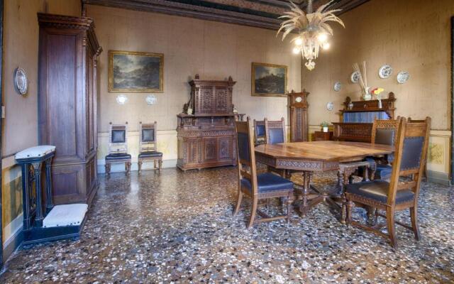 Vintage Venice Apartment