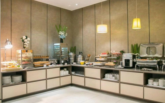 Homeinn Plus Hotel (Dandong Yalu River Grand Bridge Broken Bridge Scenic Area Railway Station)