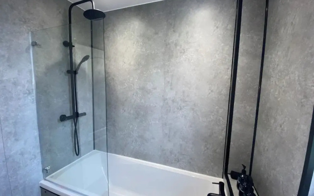 Renfrew Apartment Near Glasgow Airport
