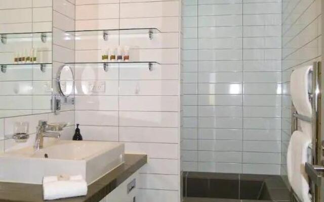 Stunning Lakeview 1 Bedroom Apartment