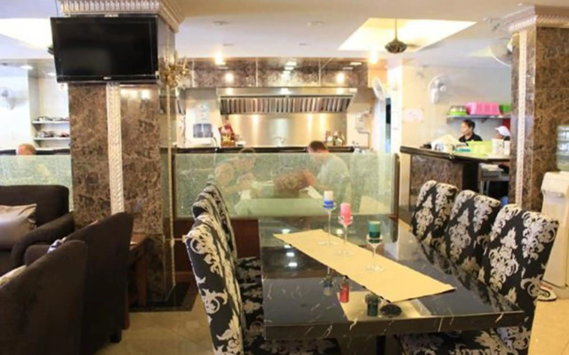 Maleez Lodge Hotel and Restaurant