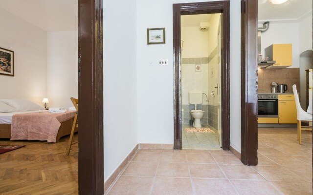 Apt. With Patio in the Very Center of Split