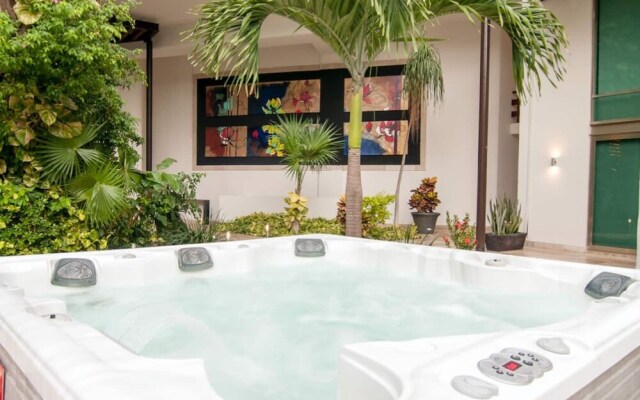 LUXURY CONDO STEPS FROM 5th AV & BEACH