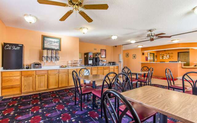 Econo Lodge & Suites