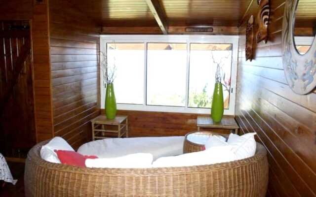 Bungalow with One Bedroom in Petite Ile, with Wonderful Sea View, Furnished Garden And Wifi - 9 Km From the Beach