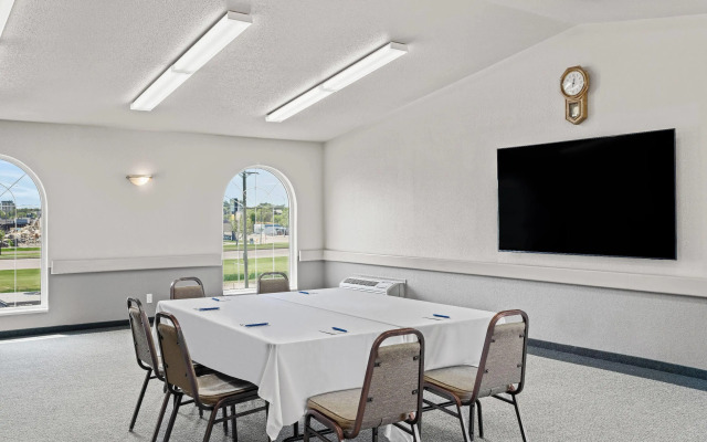 Days Inn & Suites by Wyndham Winkler