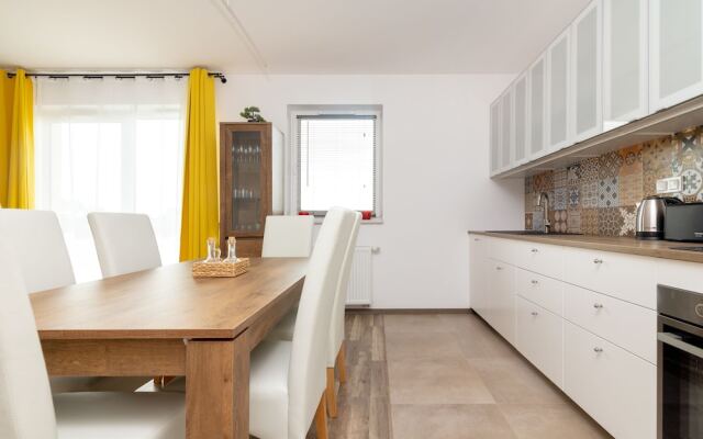 Warsaw Airport 3 Bedroom Apartment