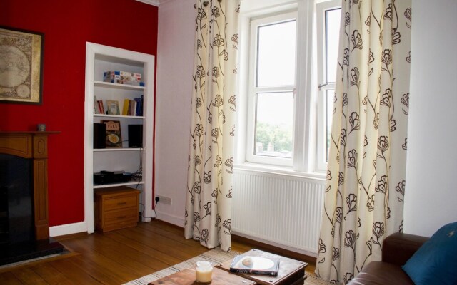 Bright and Spacious Home by Leith Walk