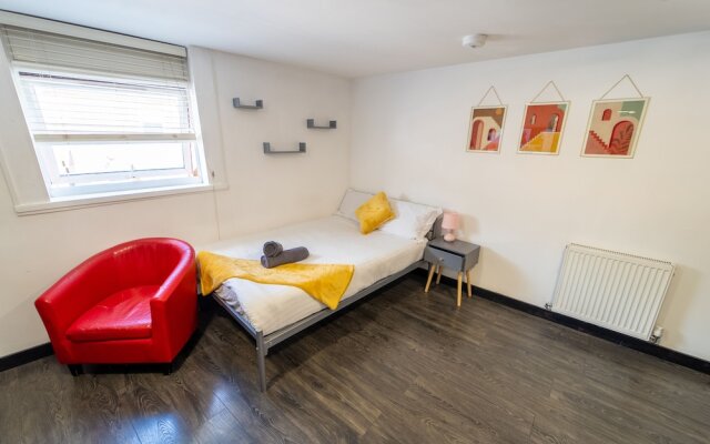 23 North Road Studios Near QE and UOB