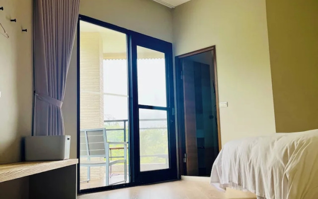 Xi Tou in Sunny Day Inn