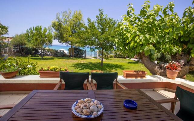 Villa Aurora – Beachfront, 2mins to Mamalouka and Blue Carpet