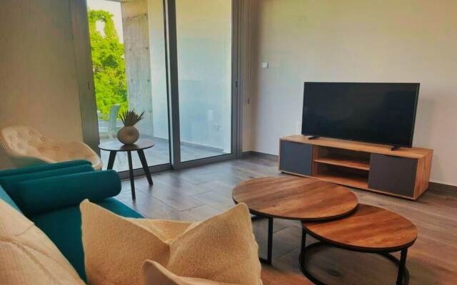 Phaedrus Living Coral Suites Allure