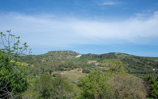 "sifakis Gorgeous Stone House"