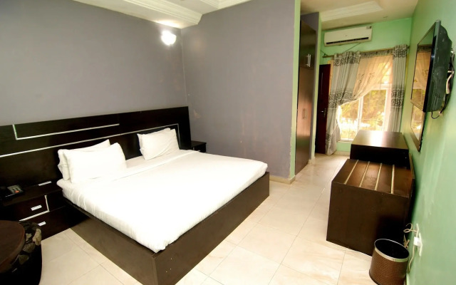Pine Crest Exclusive Hotel & suite