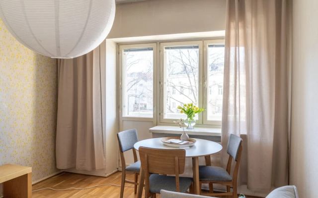 2 Bedroom apartment Steps from the Metro