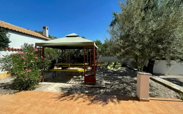 Appealing Apartment With Garden