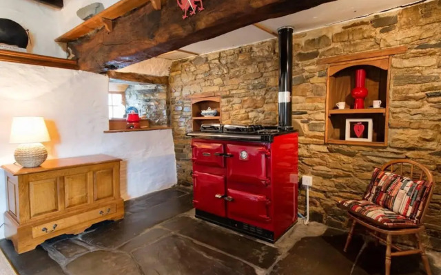 Traditional Cosy Cottage With Rural Views nr Coast