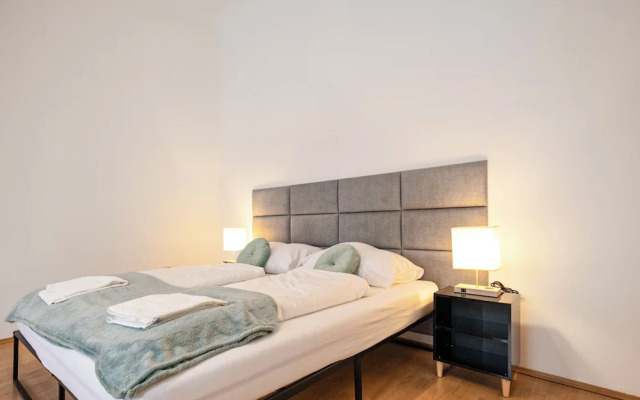 2BR Apt Near Stadthalle