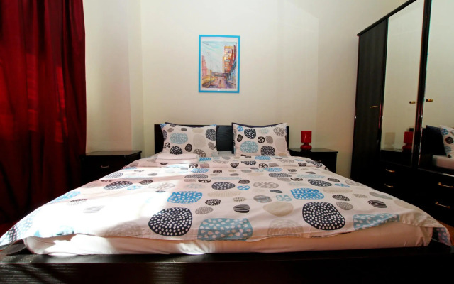 Tverskaya Street (Тверская Стрит) на улице Садовая-Триумфальная 18-20