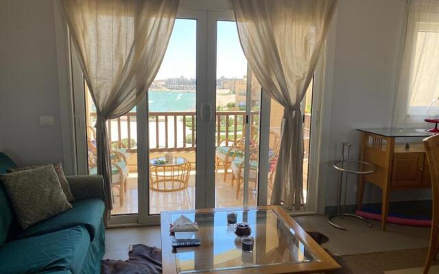 A lovely 2 BR apartment at Waterside