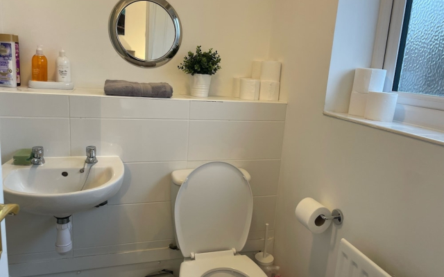 Beautiful 4 Bed Home With Free Parking