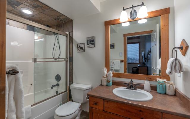 Forest Lane Hideaway - Luxurious Family Friendly Home with Private Hot Tub