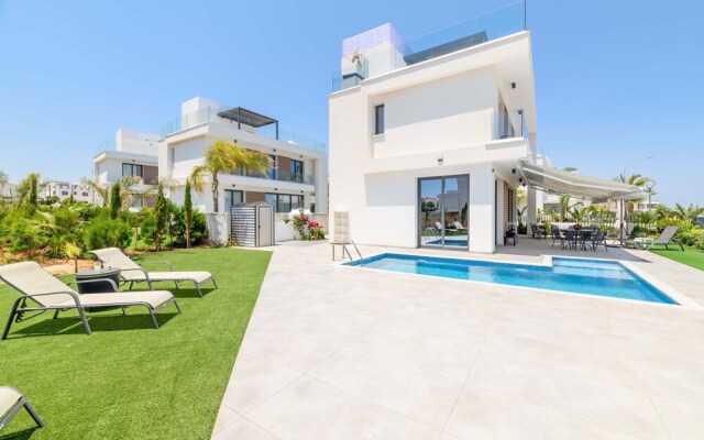 By The Beach - Emerald Seaview Villa