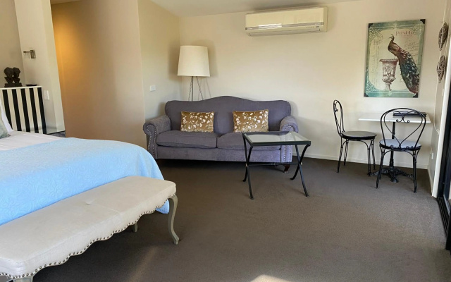 Adelphi Apartments 3 or 3A - Downstairs 2 Bedroom or Upstairs Studio with Balcony – Guest Rooms – Echuca