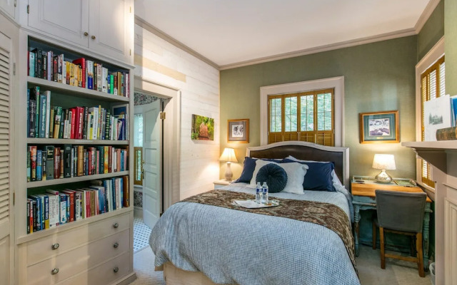 North Lodge on Oakland Bed and Breakfast