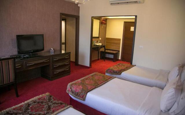Queen's Suite Hotel