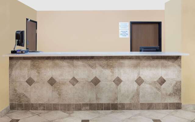 Super 8 by Wyndham Sheboygan WI