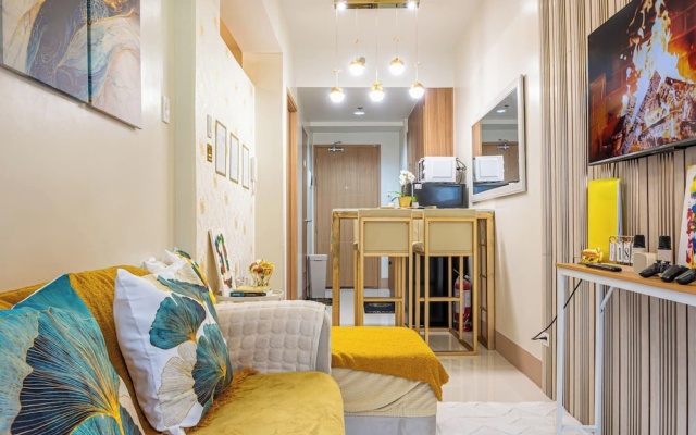 1BR Near MOA Balcony & Wi-Fi