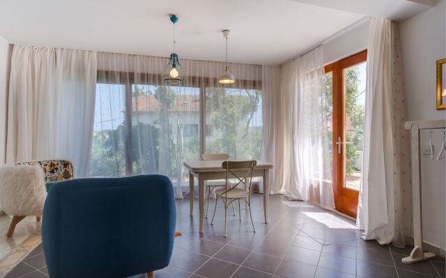 Room Alma 2