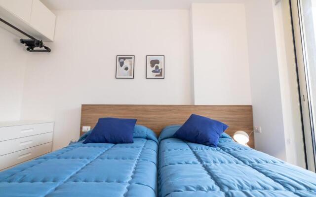 Leonardo - swimming pool and wide patio with barbecue