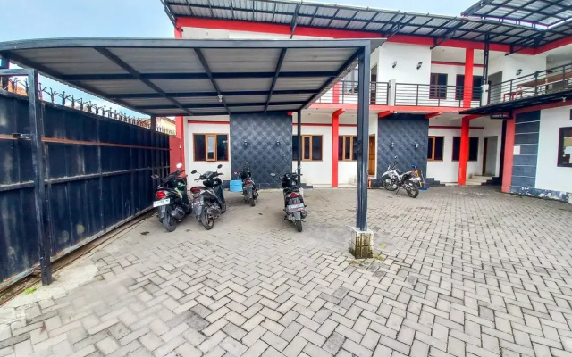 RedDoorz Syariah @ Homestay Bougenville near Taman Alun-Alun Kota Lamongan