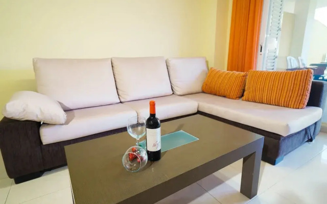 Fais in D nia With 2 Bedrooms and 2 Bathrooms